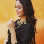 Mrunal Thakur : బ్లాక్ శారీలో మైండ్ బ్లాక్ చేసిన మృణాల్.. రెండు కళ్లు చాలట్లేదు..