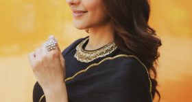 Mrunal Thakur : బ్లాక్ శారీలో మైండ్ బ్లాక్ చేసిన మృణాల్.. రెండు కళ్లు చాలట్లేదు..