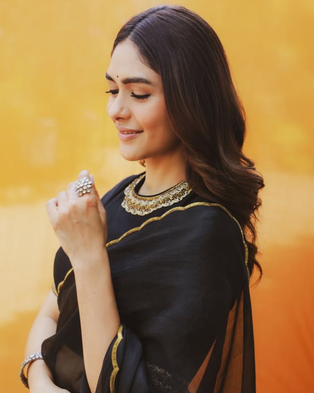 Mrunal Thakur : బ్లాక్ శారీలో మైండ్ బ్లాక్ చేసిన మృణాల్.. రెండు కళ్లు చాలట్లేదు..