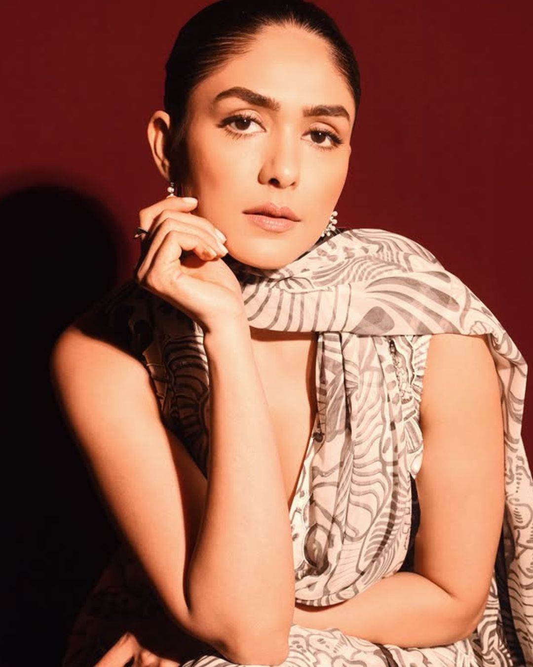 Mrunal Thakur : బ్లాక్ శారీలో మైండ్ బ్లాక్ చేసిన మృణాల్.. రెండు కళ్లు చాలట్లేదు..