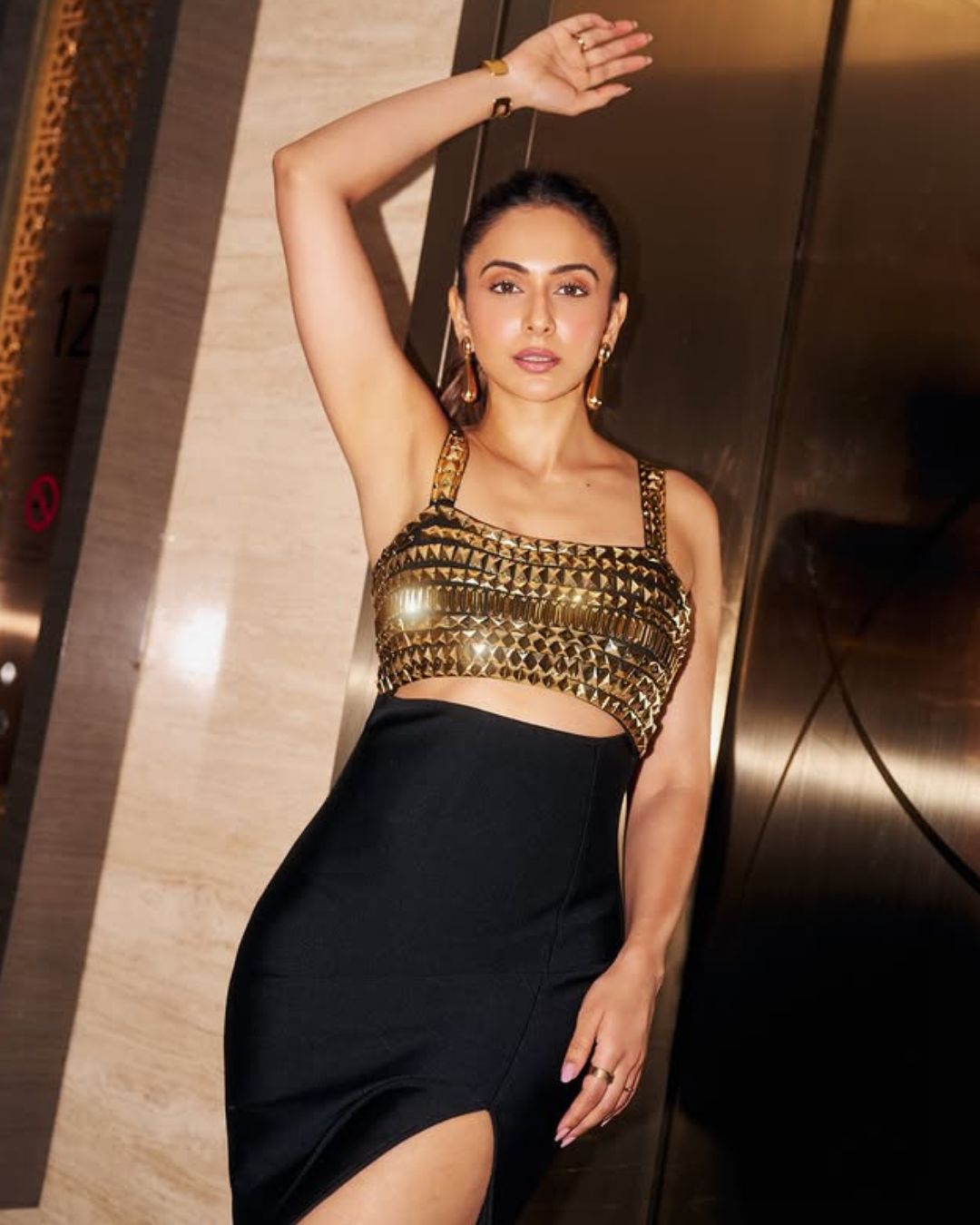 Rakul Preeth Singh : గోల్డెన్ స్పారోలా మెరిసిపోతున్న రకుల్.. మైండ్ బ్లాక్ అవ్వాల్సిందే..