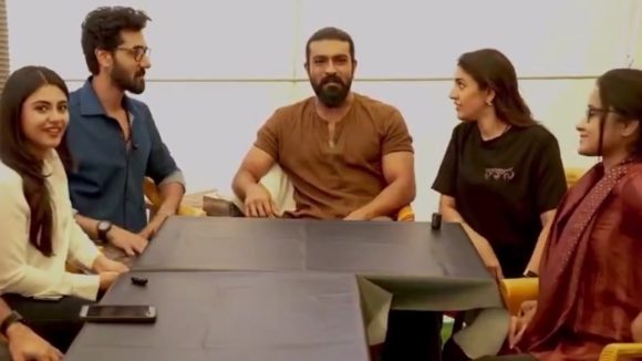 పెద్ది వాయిదా పై చరణ్ క్లారిటీ.. లేట్ అవ్వట్లేదు కొంచం ప్రమోట్ చేయండంటూ!
