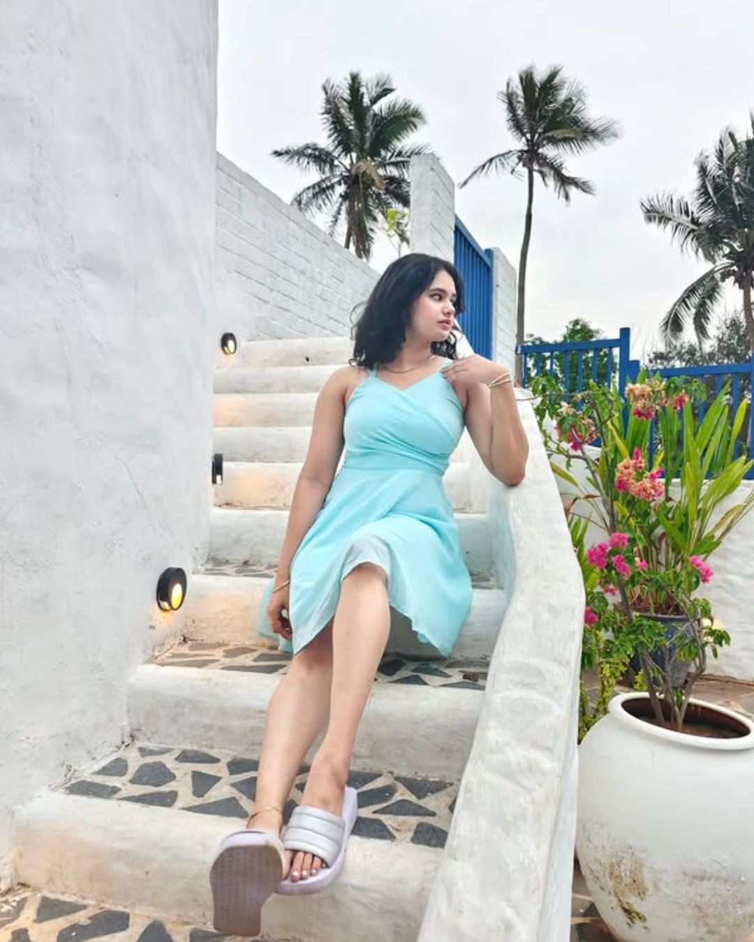 Ramya Moksha : పొట్టిగౌనులో పరువాల విందు చేస్తున్న పచ్చళ్ళ పాప.. కుర్రాళ్ళు తట్టుకోలేరమ్మా..