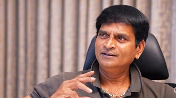 డూప్ లేకుంటే హీరోలు సెట్ లోకి రారు.. టాలీవుడ్ హీరోల భాగోతం బయటపెట్టిన రవి బాబు!