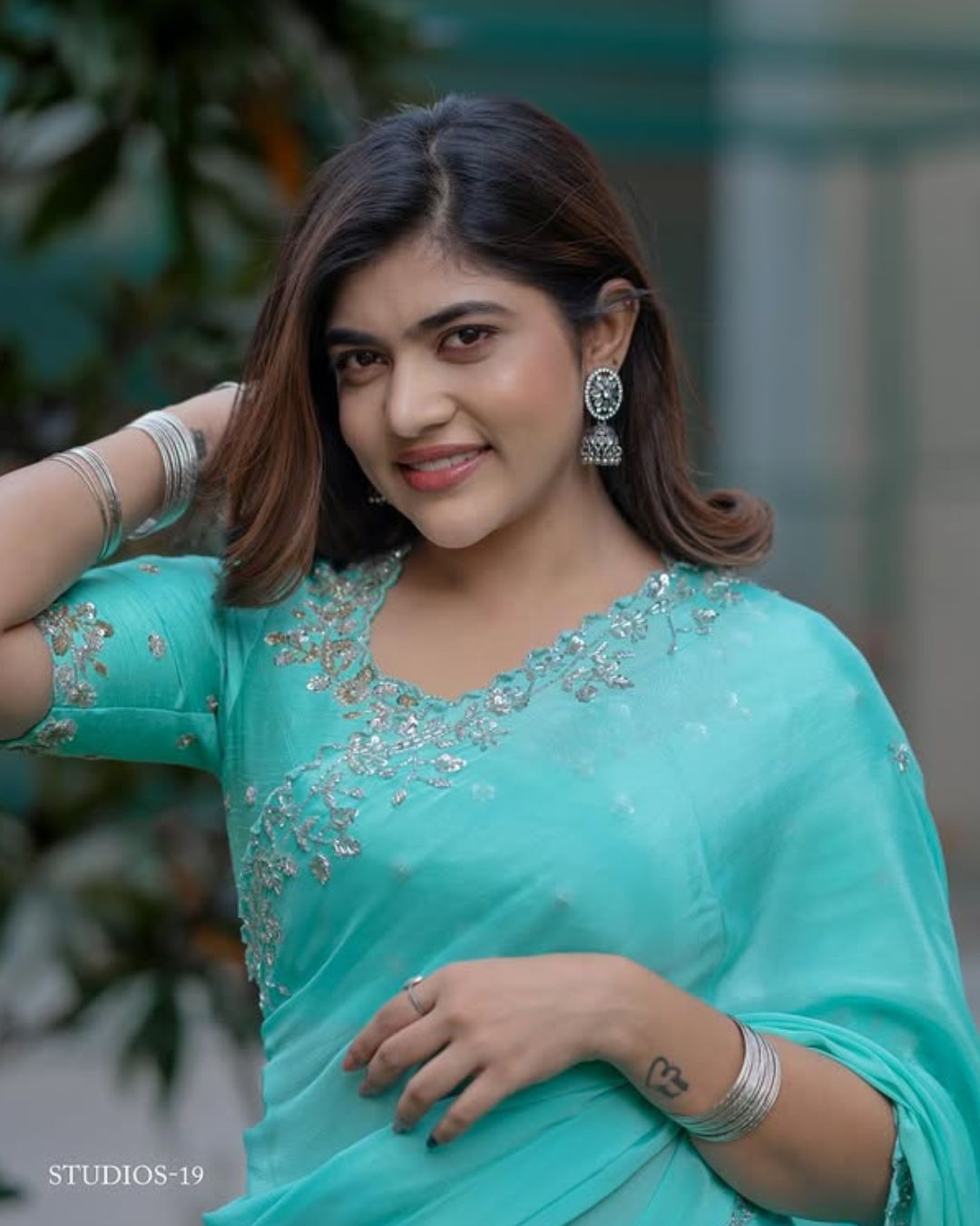 Rithu Chowdary : స్కై బ్లూ కలర్ శారీలో మెరిసిపోతున్న రీతూ.. ఎంత అందంగా ఉందో..