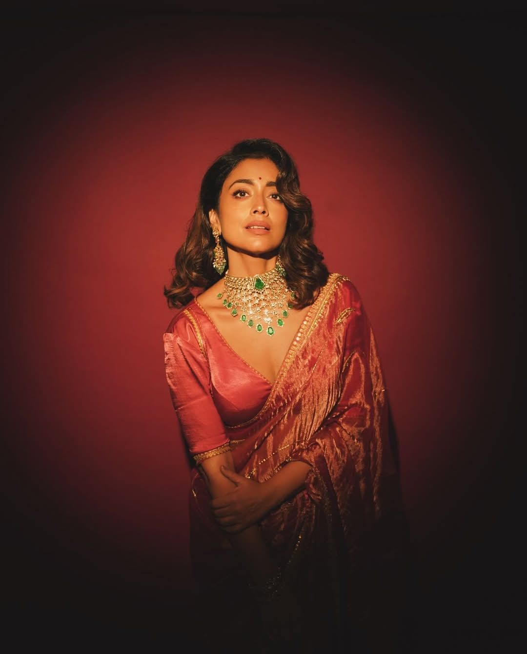 Shriya Saran: చీరకట్టులో సెగలు పుట్టిస్తున్న శ్రియా శరణ్.. ఫోటోలు వైరల్!