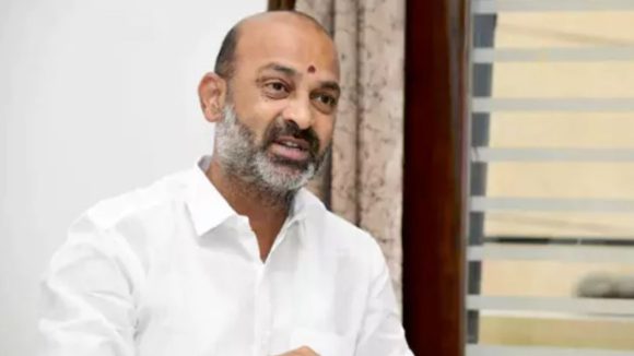 బిక్షం వేసినట్లు 15 లక్షలు ఇవ్వడం ఏంటి..? శంకర్ కుటుంబానికి న్యాయం జరగాలి, బండి సంజయ్ ఆగ్రహం
