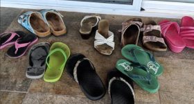 Slippers: ఇంటి ముందు చెప్పులు చిందరవందరగా పడేస్తున్నారా? అయితే జరిగేది ఇదే