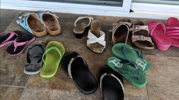 Slippers: ఇంటి ముందు చెప్పులు చిందరవందరగా పడేస్తున్నారా? అయితే జరిగేది ఇదే