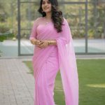 Sravanthi Chokarapu: చీరకట్టులో క్యూట్ ఎక్స్ప్రెషన్స్ తో మెరిసిపోతున్న స్రవంతి.. ఫోటోలు వైరల్!