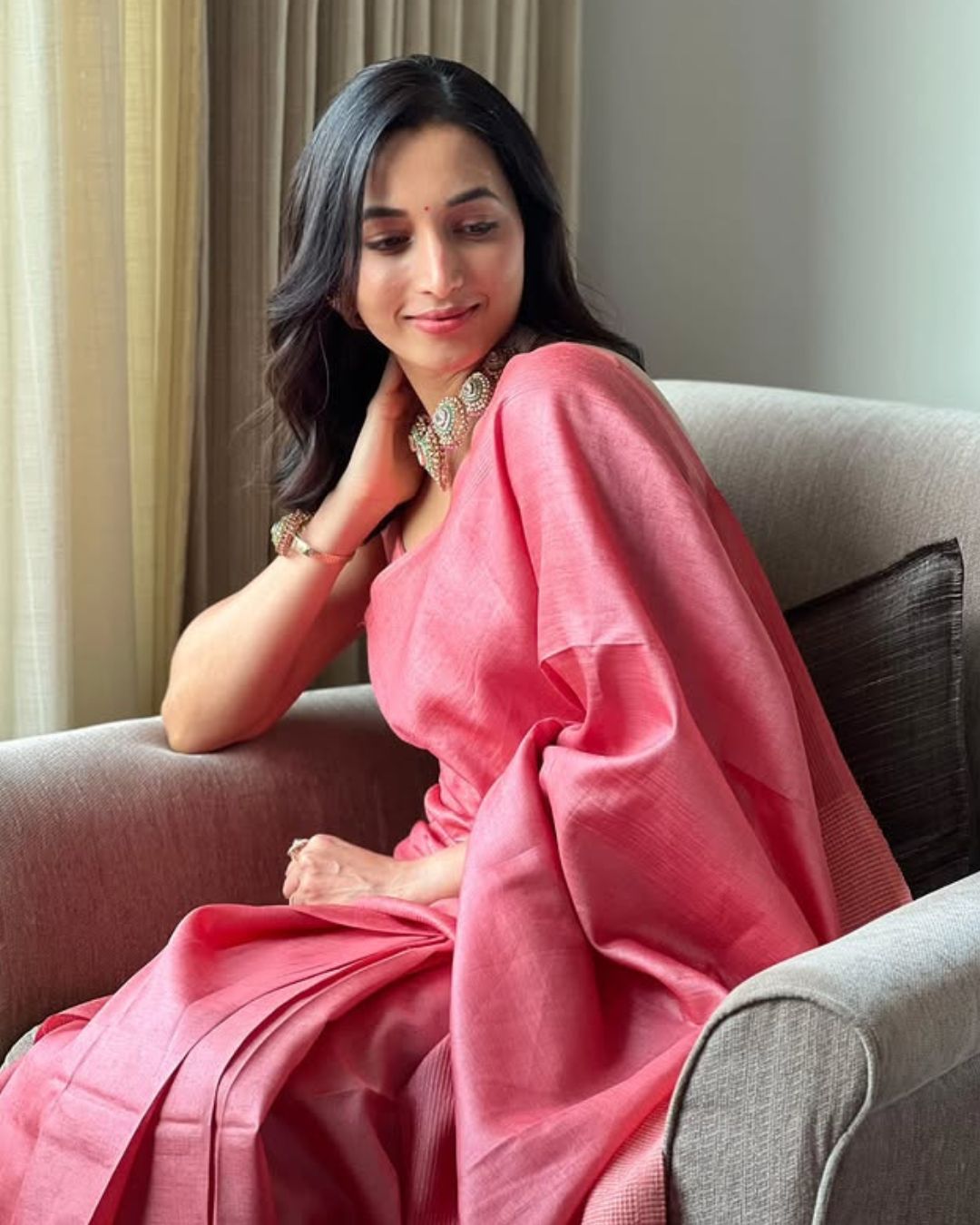 Srinidhi Shetty : పింక్ శారీలో మెరిసిపోతున్న శ్రీనిధి.. ఏముంది రా బాబు..