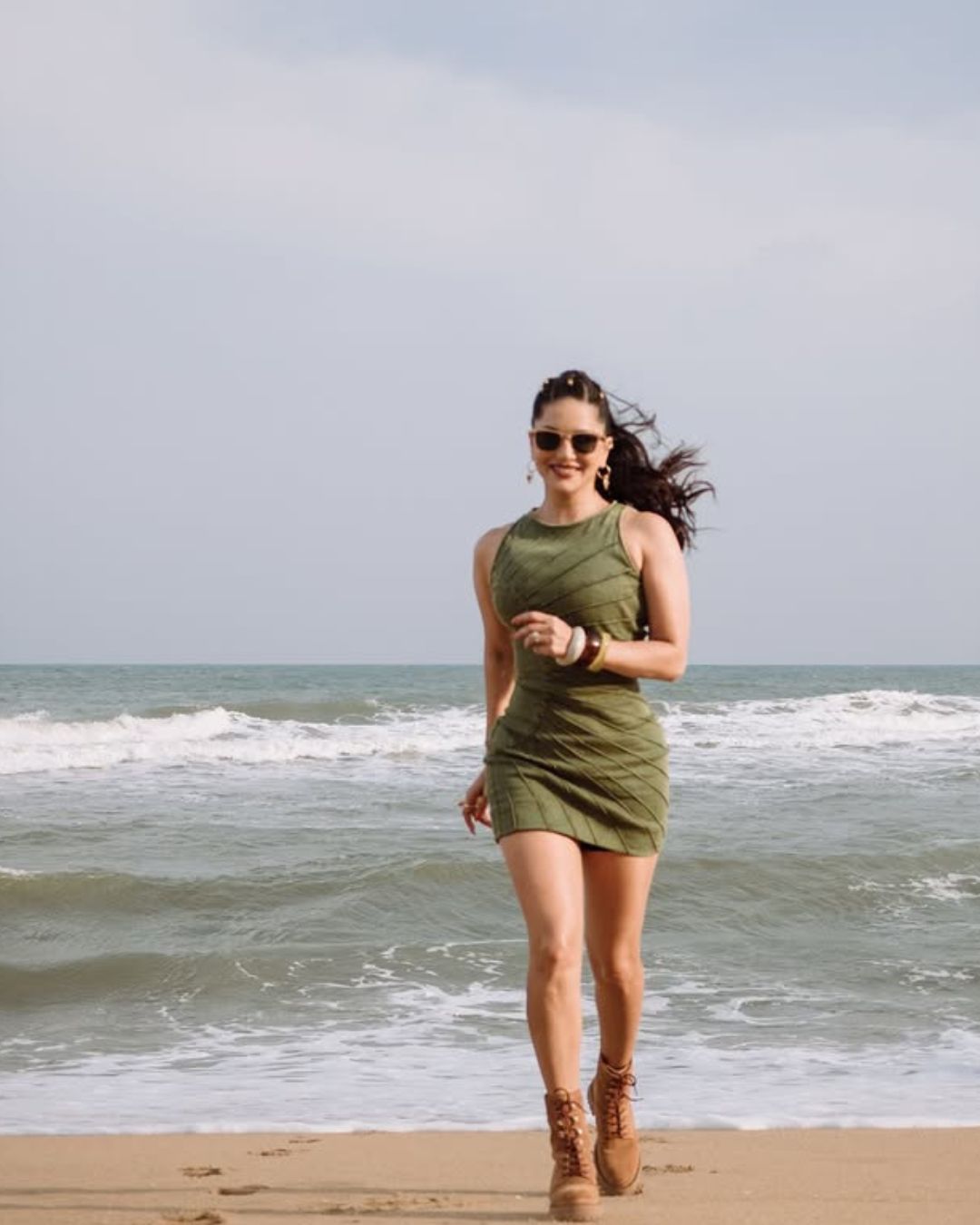 Sunny Leone : బీచ్ దగ్గర అందాలతో రెచ్చగొడుతున్న సన్నీ.. ఏముంది మావా..