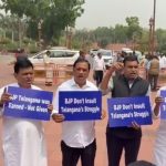 తేజస్వి హాట్ కామెంట్స్.. భగ్గుమన్న తెలంగాణ కాంగ్రెస్ ఎంపీలు, పార్లమెంట్ ఆవరణలో ఆందోళనలు