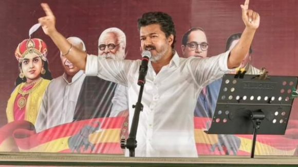 30ఏళ్లు ఎదురుచూసి వెన్నుపోటు పొడిచారు.. కట్టుకున్న భార్యపై తొలిసారి స్పందించిన విజయ్!