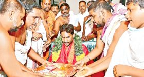 జగన్‌కు ఆశీర్వచనం అందజేసిన అర్చ‌కుల‌కు షాకిచ్చిన టీటీడీ