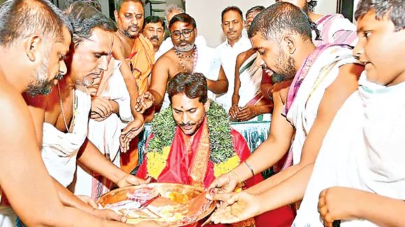 జగన్‌కు ఆశీర్వచనం అందజేసిన అర్చ‌కుల‌కు షాకిచ్చిన టీటీడీ