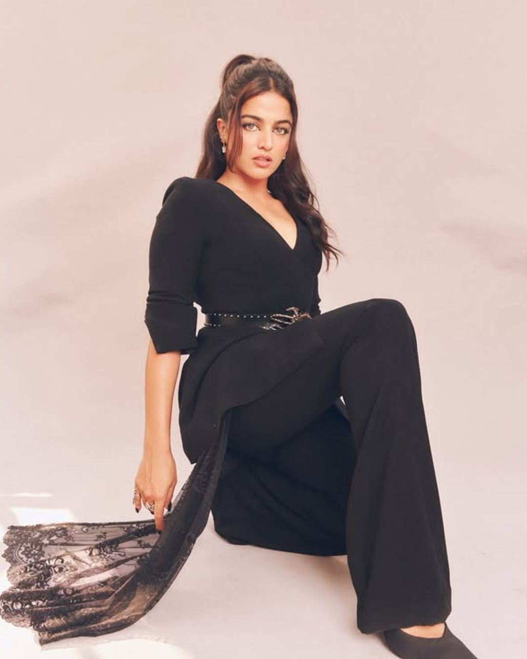 Wamiqa Gabbi: చూపులతోనే మంటలు పుట్టిస్తున్న వామికా.. ఫ్యాన్స్ ఫిదా..!