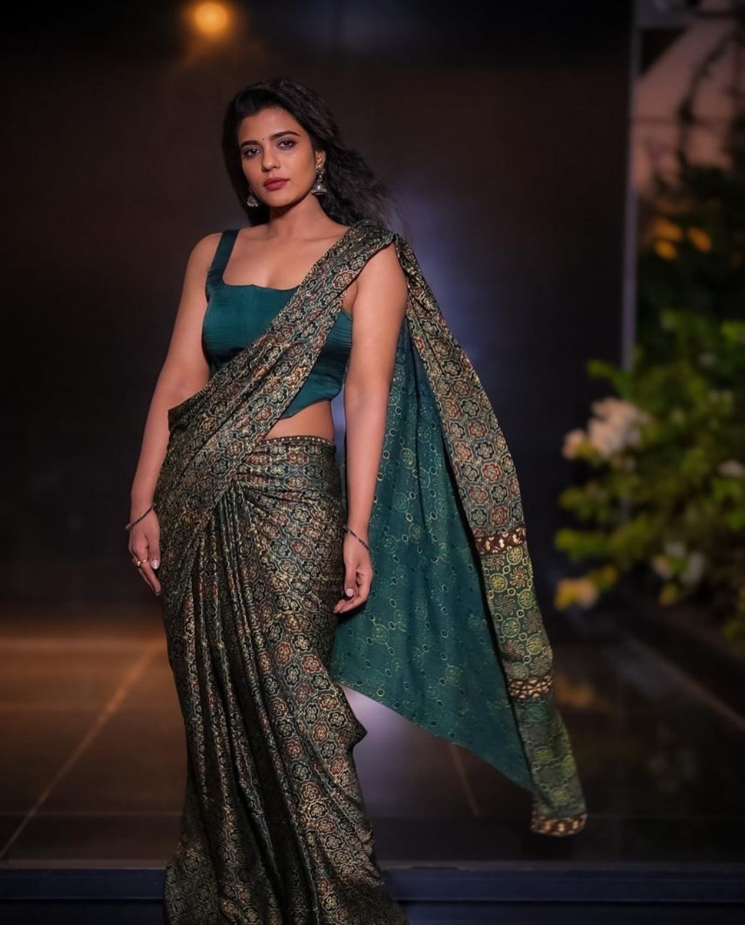 Aishwarya Rajesh: చీరకట్టులో గ్లామర్ టచ్ ఇచ్చిన తెలుగమ్మాయి.. ఫోటోలు వైరల్!