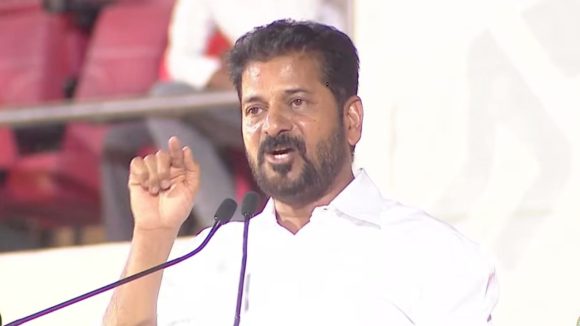 హైదరాబాద్ ఫుట్ బాల్ గత వైభవాన్ని తిరిగి తెస్తాం..  మైదానాల్లోకి రండి.. యువతకు  సీఎం రేవంత్ రెడ్డి పిలుపు