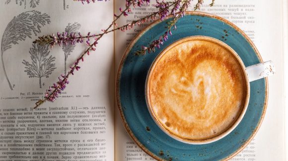 Coffee: మీకు రోజూ కాఫీ తాగే అలవాటుందా? ఇది చర్మాన్ని ఎలా దెబ్బతీస్తుందో తెలుసా?