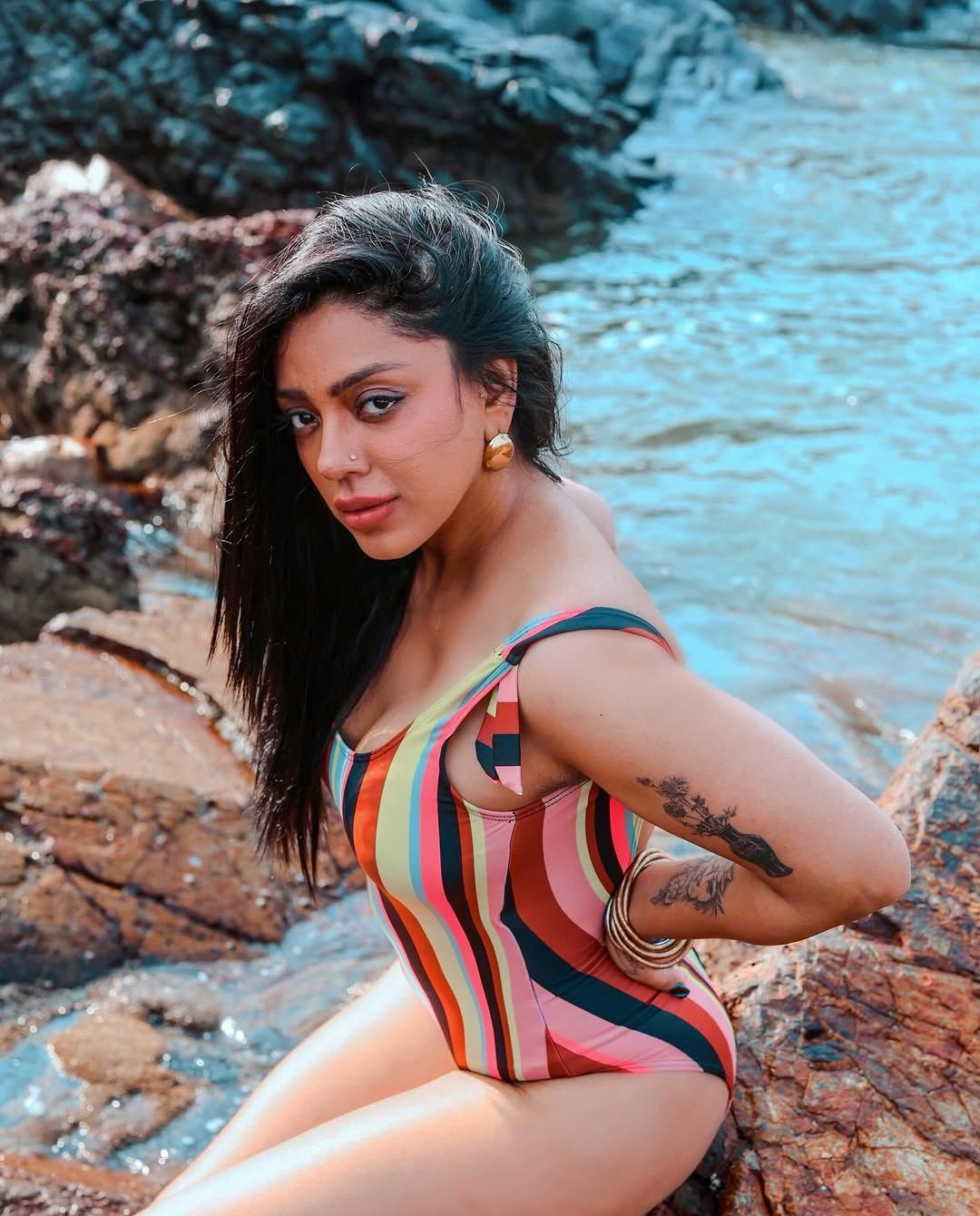 Deviyani Sharma: స్విమ్ సూట్ లో సెగలు పుట్టిస్తున్న సేవ్ ద టైగర్స్ బ్యూటీ.. బీచ్ ఒడ్డున సేద తీరుతూ!