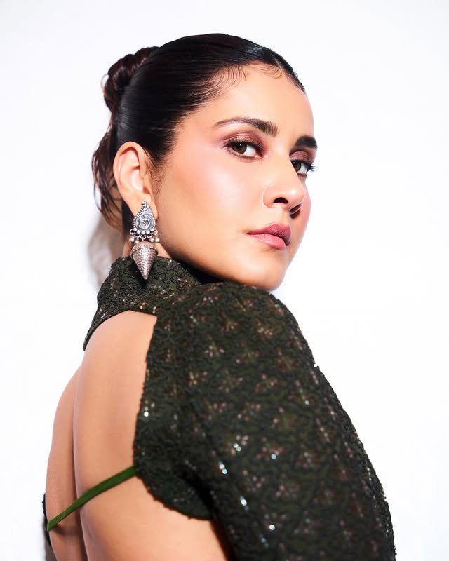 Raashii Khanna Photo Gallery