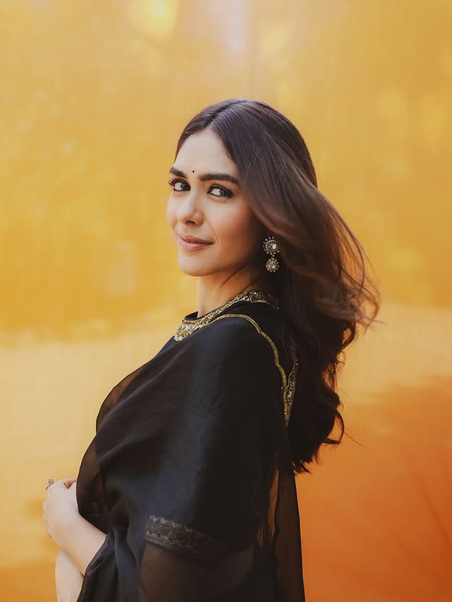 Mrunal Thakur photo Gallery