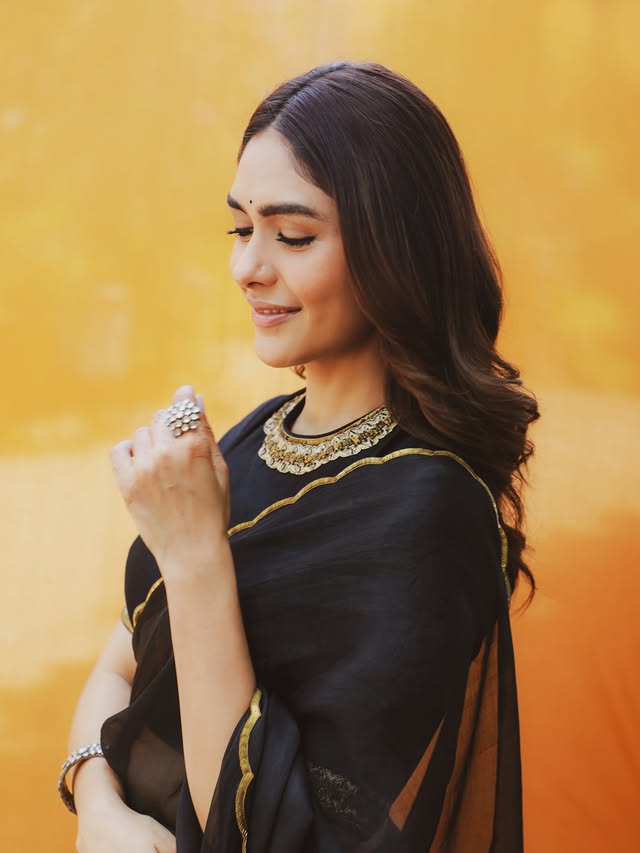 Mrunal Thakur photo Gallery