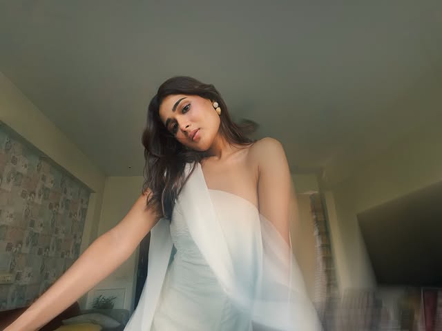 Shalini Pandey photo Gallery