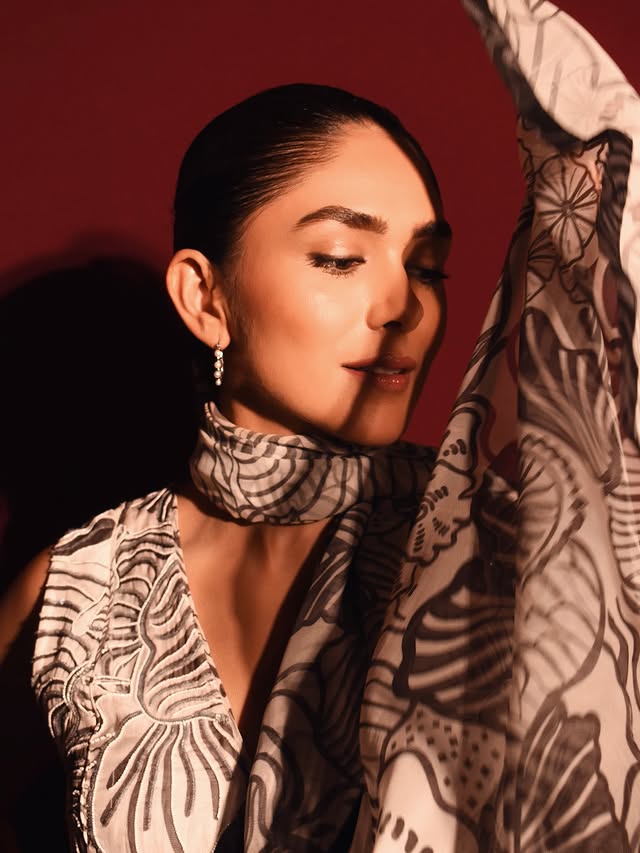 Mrunal Thakur photo Gallery