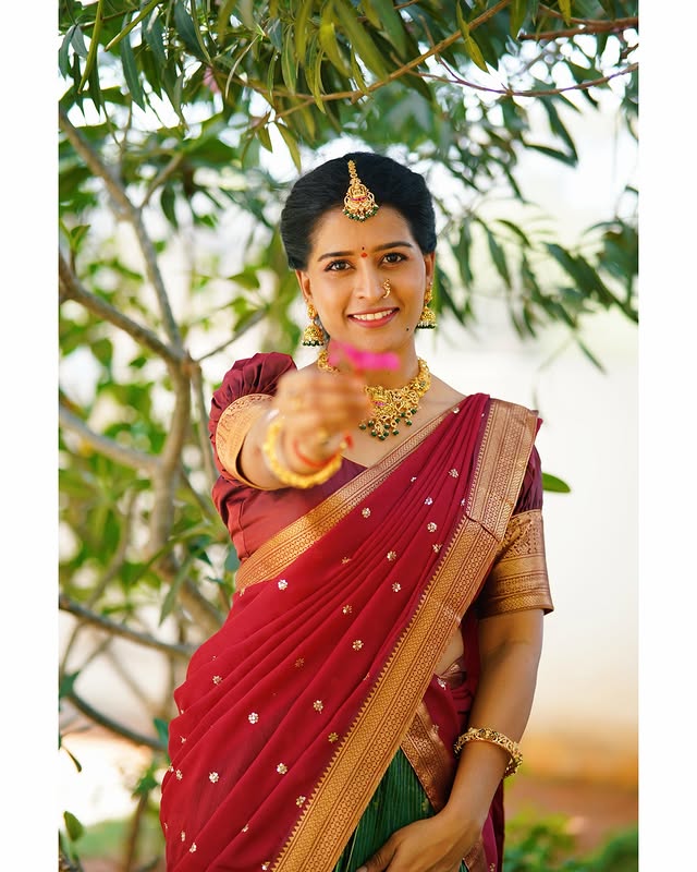 Anshu Reddy ( Source / Instagram ) Anshu Reddy Photo Gallery