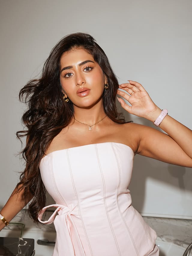 Rashi Singh ( Source / Instagram ) Rashi Singh photo Gallery