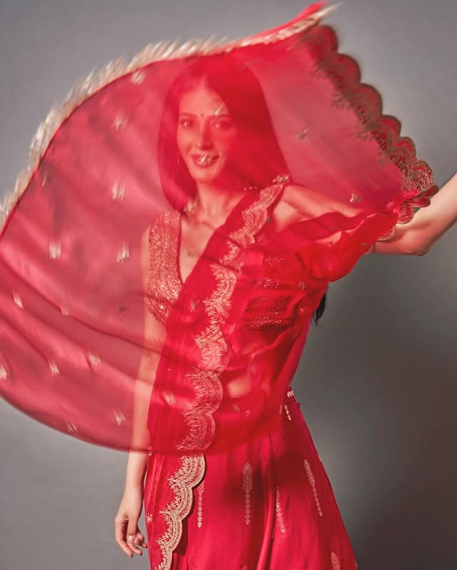 Shruthi Haasan ( Source / Instagram ) Shruthi Haasan photo Gallery