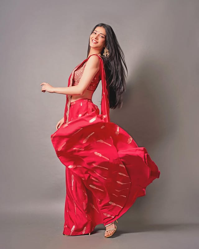 Shruthi Haasan ( Source / Instagram ) Shruthi Haasan photo Gallery