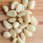 Garlic: చిన్న వెల్లుల్లి రెబ్బతో పెద్ద ప్రయోజనాలు, రోజుకో రెబ్బ నచ్చకపోయినా నమిలేయండి