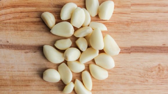 Garlic: చిన్న వెల్లుల్లి రెబ్బతో పెద్ద ప్రయోజనాలు, రోజుకో రెబ్బ నచ్చకపోయినా నమిలేయండి