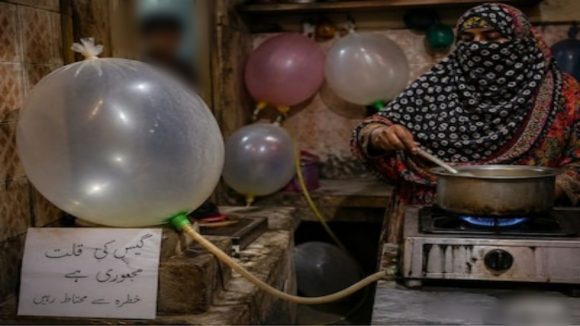 కరాచీలో గ్యాస్ బెలూన్లు.. ఎల్పీజీ కొరతతో ప్రమాదకరంగా స్టోరేజీ