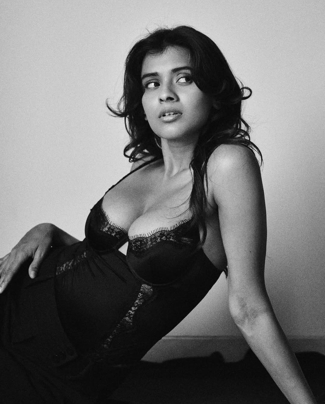Hebah Patel: హాట్ అందాలతో చెమటలు పట్టిస్తున్న హెబ్బా పటేల్!