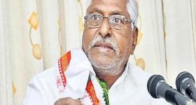 రైల్వే మన అందరిదీ అంటే ఇలా అర్థమైందా? బ్లాంకెట్లు కాజేసీ.. అమాయకంగా..