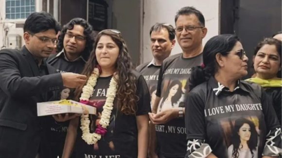 కూతురు ఇంటికి తిరిగొస్తే ఏ తండ్రికైనా పండుగే.. డప్పు చప్పుళ్లతో విడాకుల సెలబ్రేషన్స్