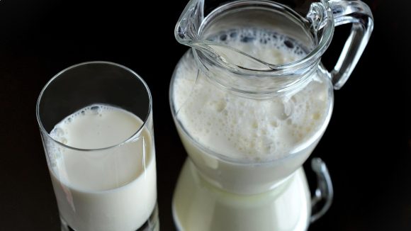 Milk: పాలు విపరీతంగా తాగితే ఆ వ్యాధి వచ్చే ముప్పు పెరిగిపోతుందట, జాగ్రత్త
