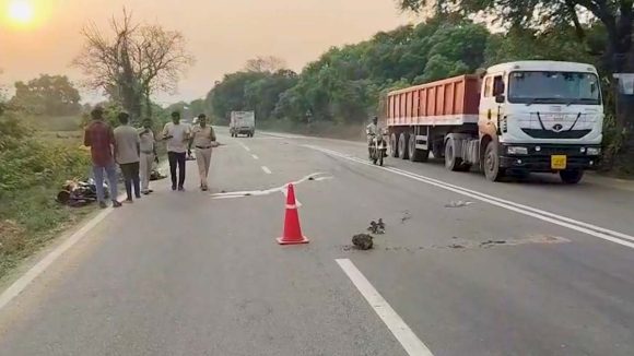 తిరుపతిలో ఘోర ప్రమాదం.. బైక్‌ను ఢీకొన్న లారీ.. స్పాట్‌లో ఇద్దరు యువకుల దుర్మరణం!