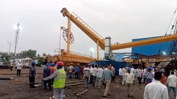 హైదరాబాద్ శివార్లలో విషాదం.. భారీ వర్షానికి కూలిన క్రేన్లు.. ఐదుగురు వలస కార్మికుల మృతి