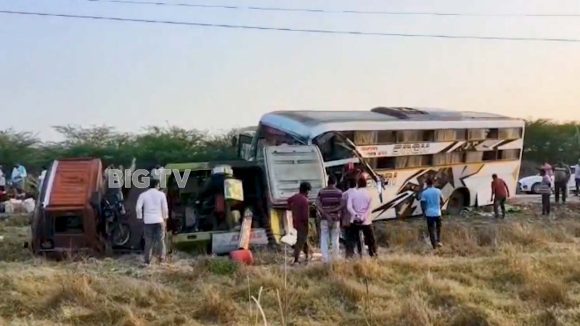 ఘోర రోడ్డు ప్రమాదం.. డీసీఎంను ఢీ కొట్టిన టూరిస్ట్ బస్సు.. స్పాట్‌లో 40 మంది