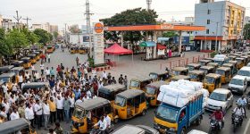 గ్యాస్ సెగ.. రోడ్డుకెక్కిన ఆటో డ్రైవర్లు.. స్తంభించిన సాగర్ హైవే!