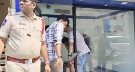 డబ్బుల కోసం వెళ్తే.. ప్రాణాలనే తీసిన ఏటీఎం డోర్.. హైదరాబాద్‌లో విషాద ఘటన