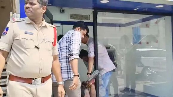 డబ్బుల కోసం వెళ్తే.. ప్రాణాలనే తీసిన ఏటీఎం డోర్.. హైదరాబాద్‌లో విషాద ఘటన