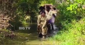 చనిపోయినా తీరని కష్టాలు.. మోకాళ్ల లోతు నీటిలో అంతిమయాత్ర.. ఇదిగో వీడియో!
