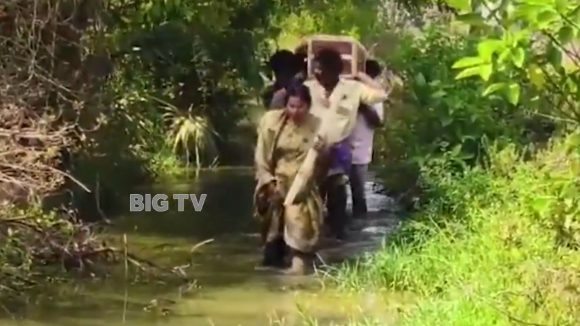 చనిపోయినా తీరని కష్టాలు.. మోకాళ్ల లోతు నీటిలో అంతిమయాత్ర.. ఇదిగో వీడియో!