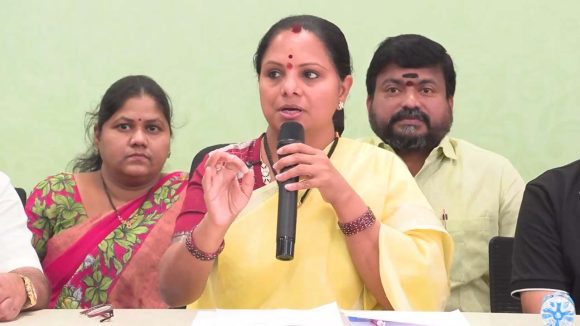పెరిగిన ఫీజులు.. మారని టీచర్ల బతుకులు.. ప్రైవేట్ స్కూళ్ల తీరుపై కవిత ఆగ్రహం
